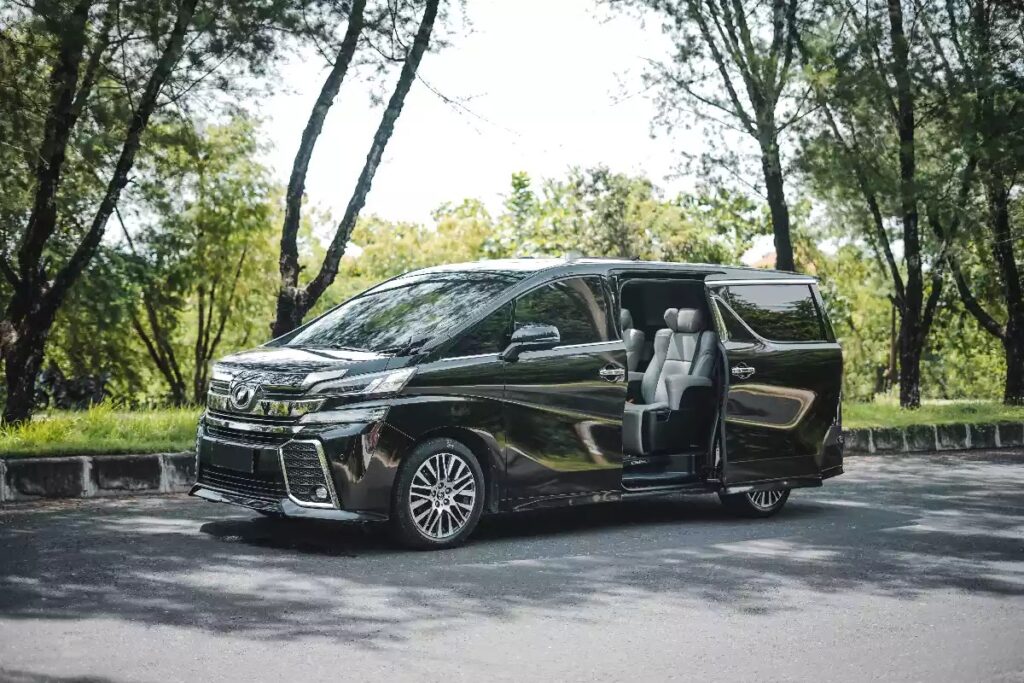 Sewa Alphard Bali untuk pengalaman transportasi mewah di Pulau Dewata.