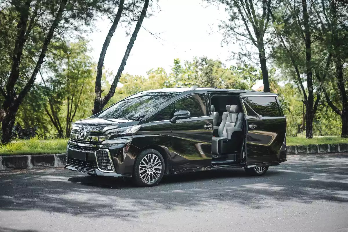 Sewa Alphard Bali untuk pengalaman transportasi mewah di Pulau Dewata.
