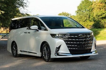 Mewah dan Aman: Sewa Alphard di Bali musim hujan untuk perjalanan tanpa hambatan di jalan basah.