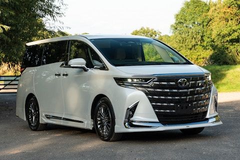 Mewah dan Aman: Sewa Alphard di Bali musim hujan untuk perjalanan tanpa hambatan di jalan basah.