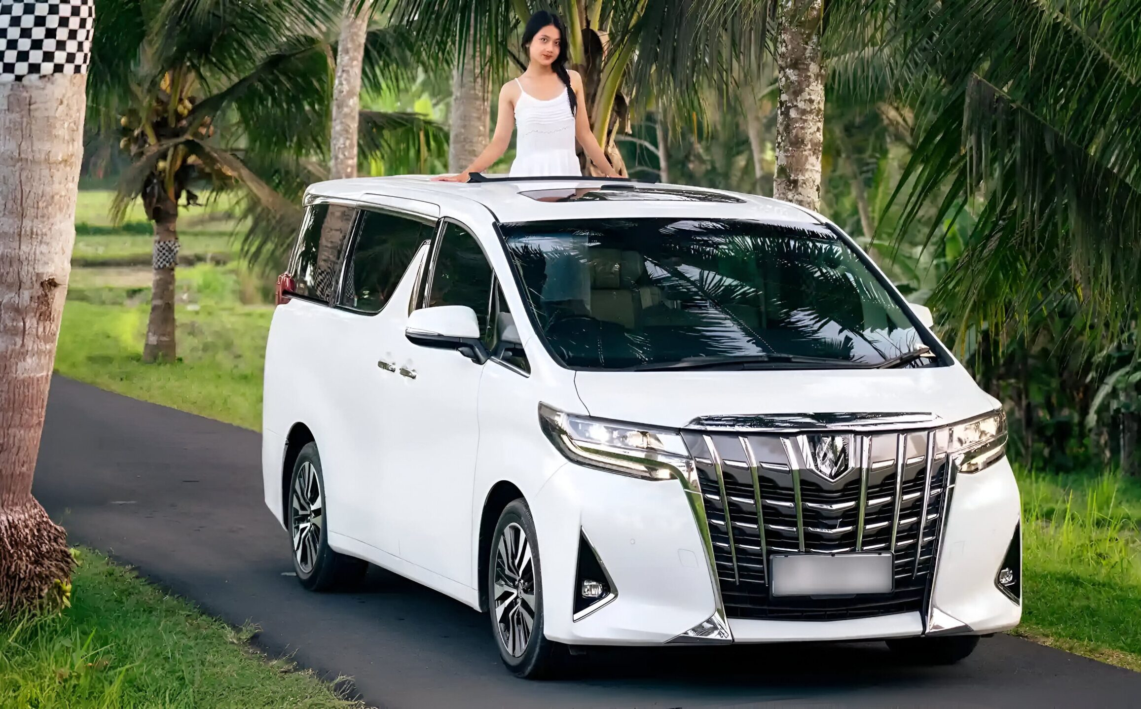Toyota Alphard di Pelabuhan Sanur, Bali, dengan layanan drop-off premium yang menggunakan Sewa Alphard ke Pelabuhan Sanur untuk penumpang yang akan menyeberang