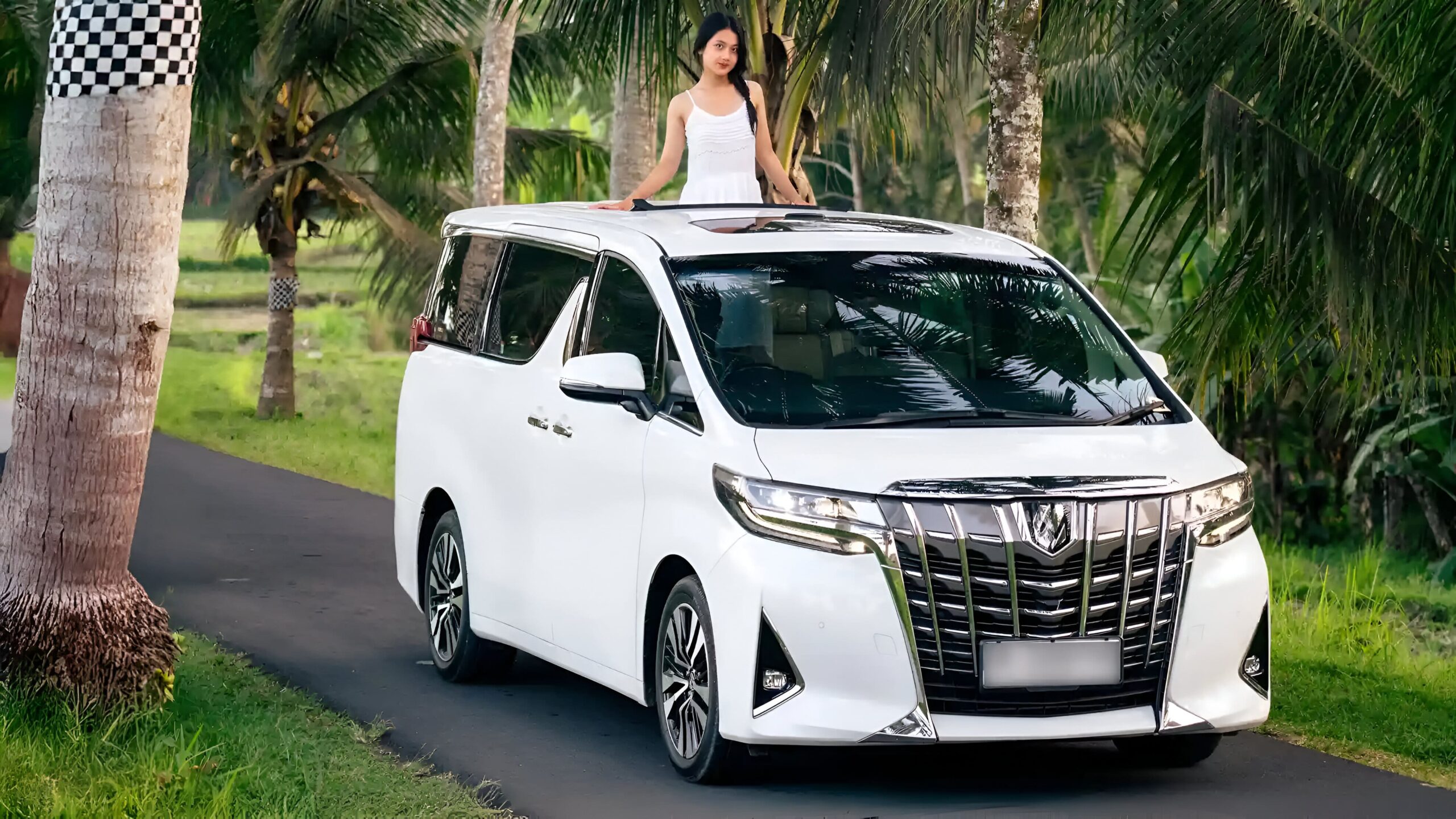 Toyota Alphard di Pelabuhan Sanur, Bali, dengan layanan drop-off premium yang menggunakan Sewa Alphard ke Pelabuhan Sanur untuk penumpang yang akan menyeberang