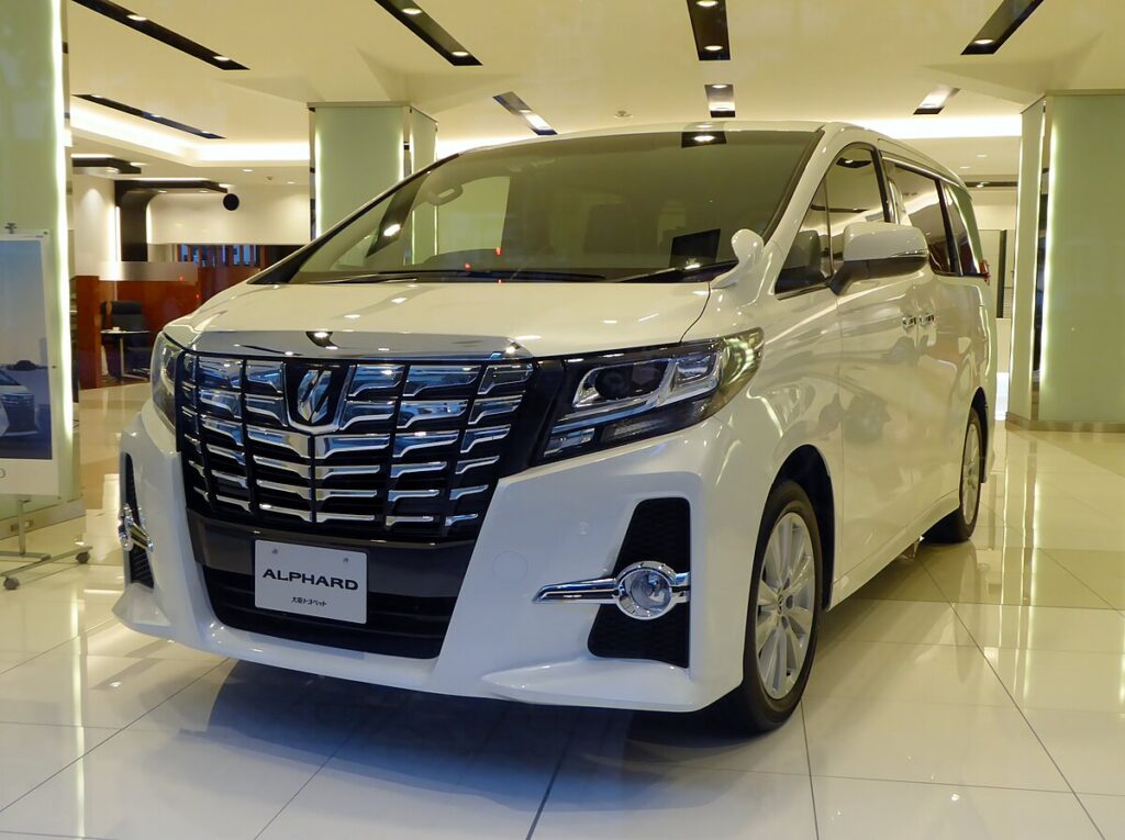 Interior mewah Toyota Alphard, solusi premium untuk Sewa Alphard di Bali medis.