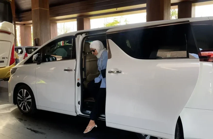 Toyota Alphard putih di Bali yang menunjukkan kemewahan dan efisiensi perjalanan untuk Sewa Alphard di Bali hemat waktu.