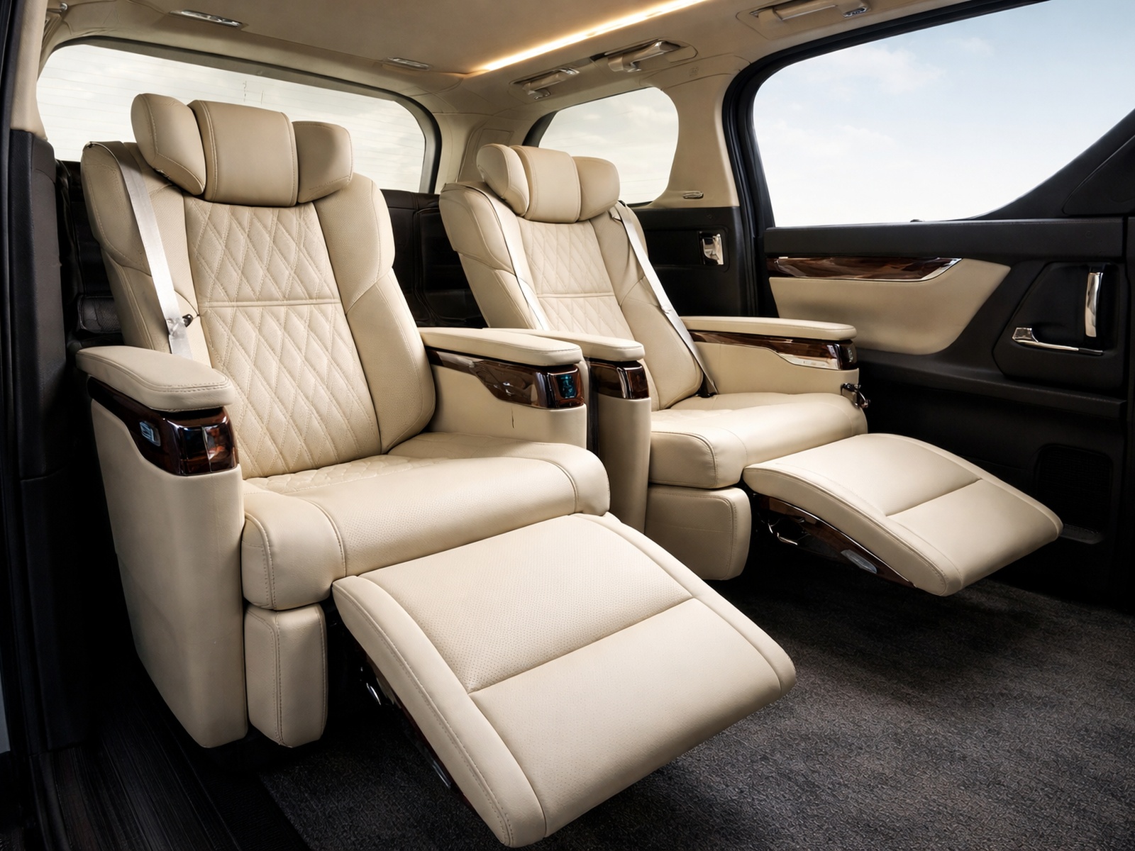 Layanan Sewa Alphard Murah di Bali Foot Rest untuk kenyamanan perjalanan mewah di Pulau Dewata.